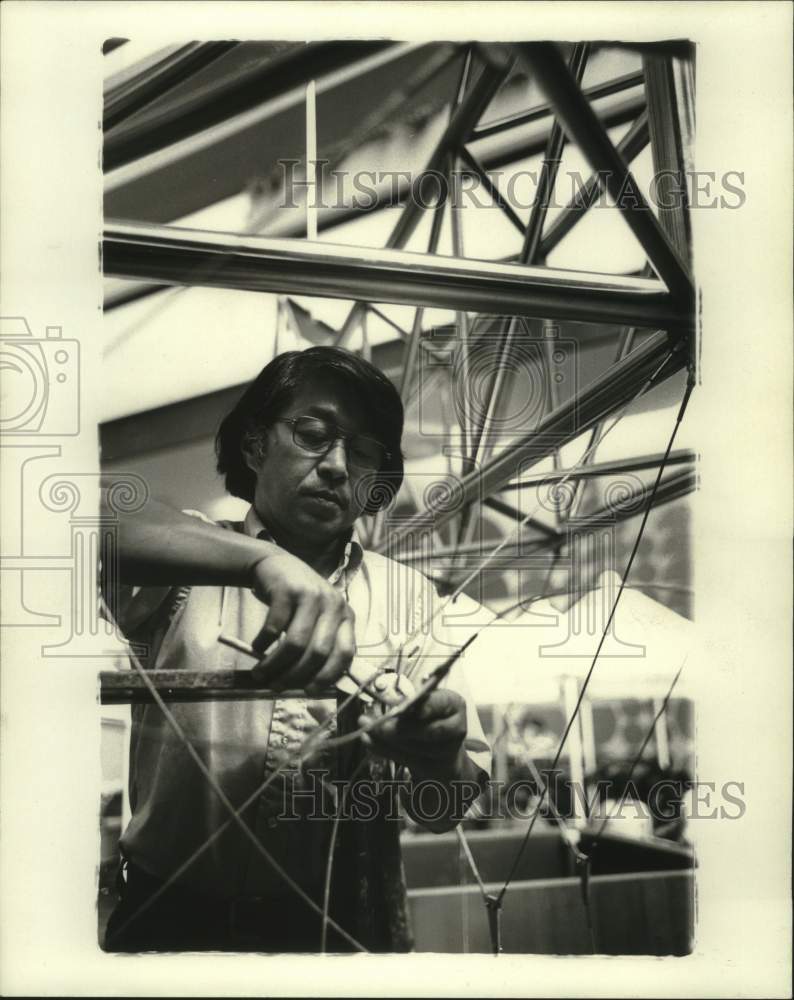 1976 Press Photo Michio Ihara, Sculptor, working on a new piece - nob43075 - Historic Images