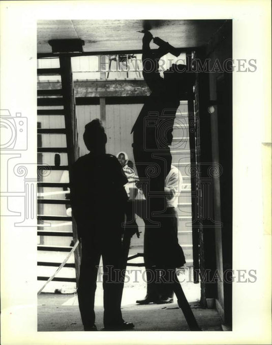 1990 Press Photo Jefferson Parish Detective Paul Ihlenfeld at Harbour Apartments - Historic Images