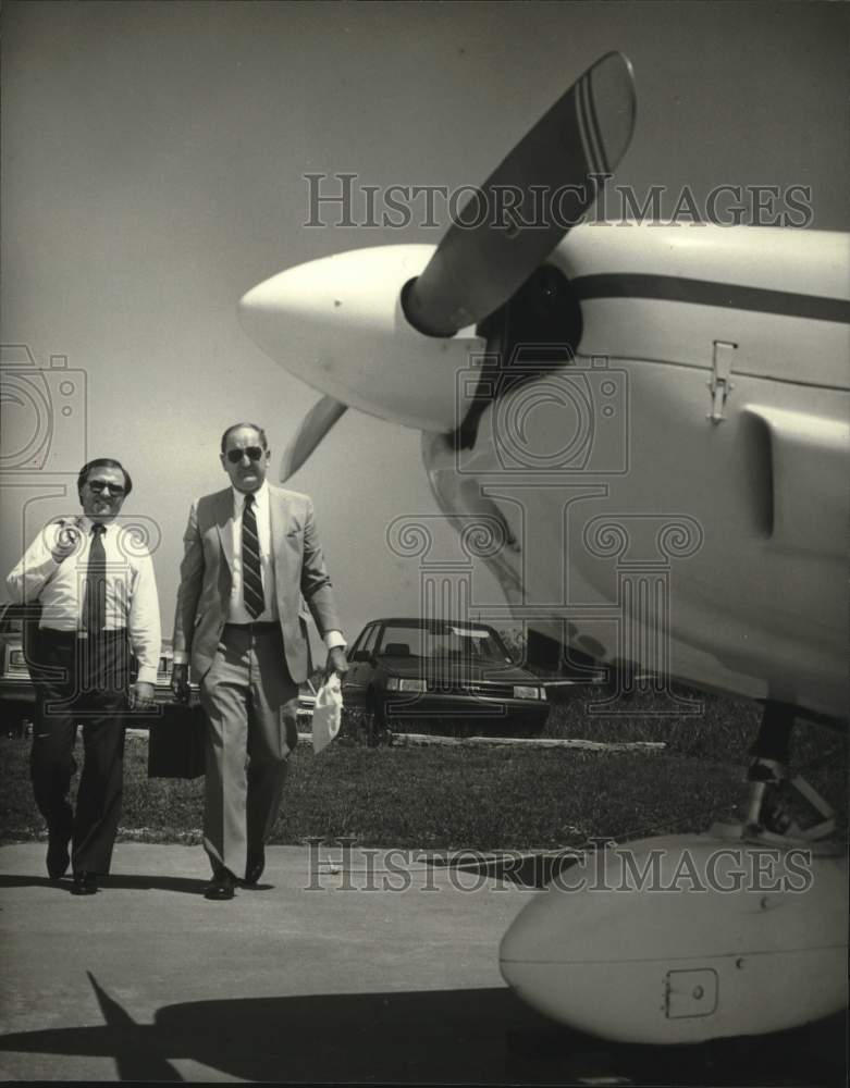 1988 Press Photo John Kard with his associate before boarding a plane - Historic Images