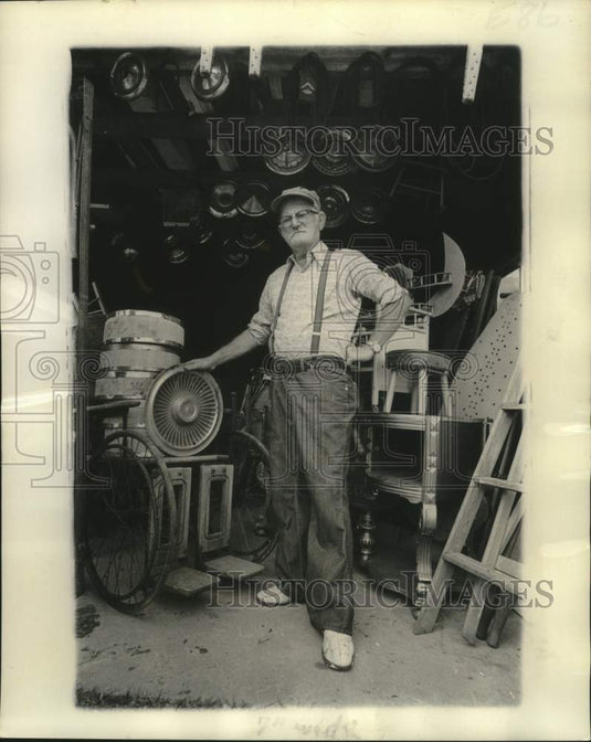 1976 Press Photo Junkman Frank at his St. Tammany Parish highway front yard - Historic Images