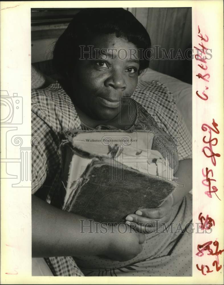 1989 Press Photo Mary Samson with her 1st Dictionary, given to her by a friend - Historic Images