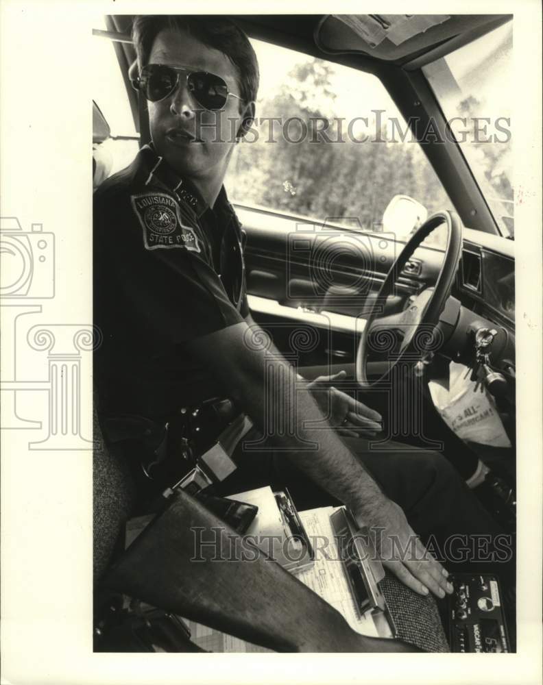 1986 Press Photo St. Tammany Louisiana Trooper Scott Illing with Vascar-Plus - Historic Images