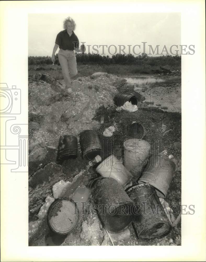 1993 Press Photo Bobbie Hayes carries an oil filter found in Marrero dump site - Historic Images