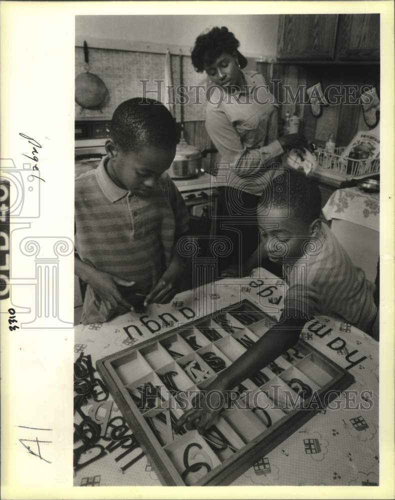 1989 Press Photo Julien &amp; Jarmaine review spelling with mom Geraldine Johnson - Historic Images