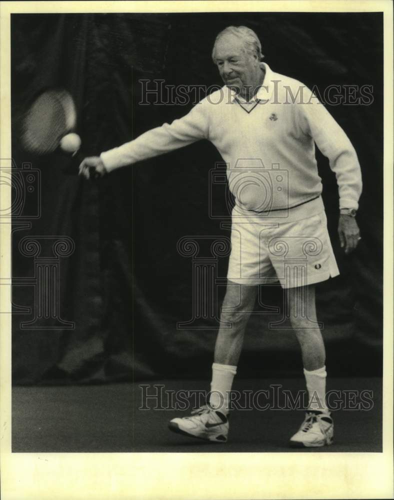 1994 Press Photo Lester Kabacoff playing tennis- Hilton River Center Tennis Club - Historic Images