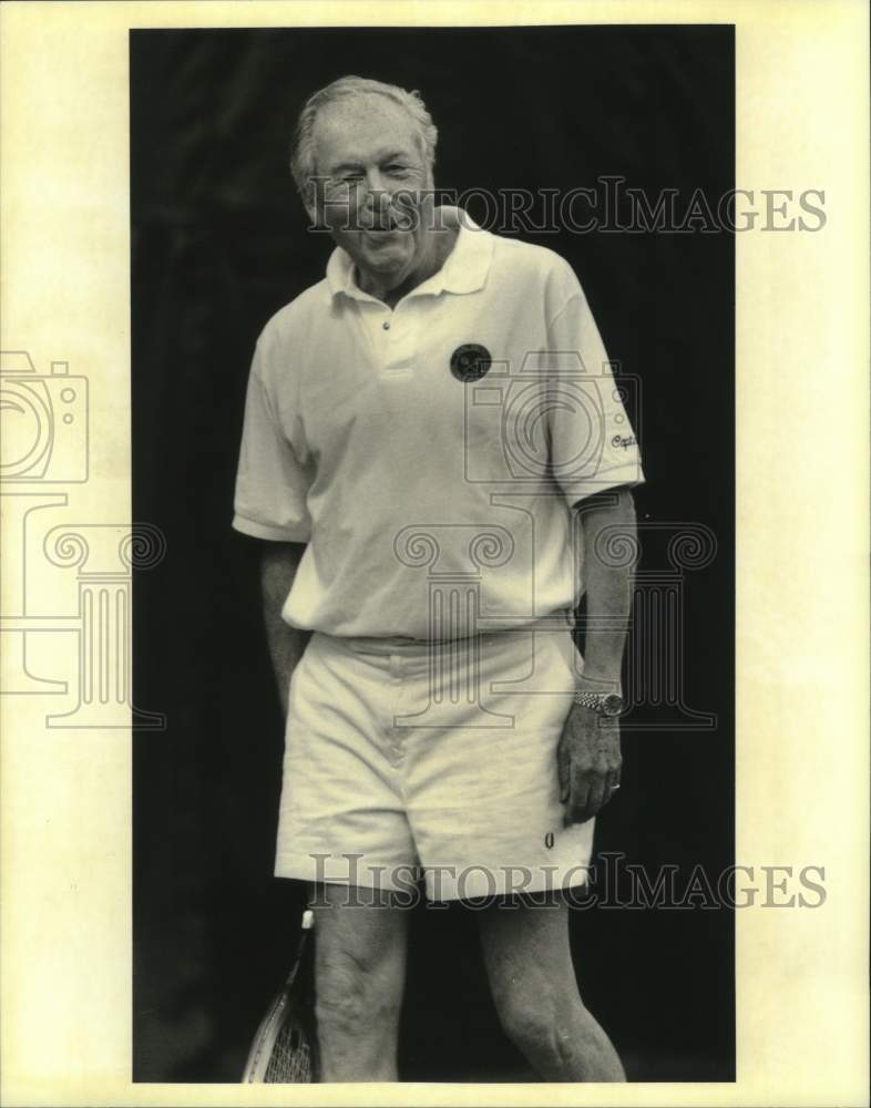 1994 Press Photo Lester Kabacoff playing tennis- Hilton River Center Tennis Club - Historic Images