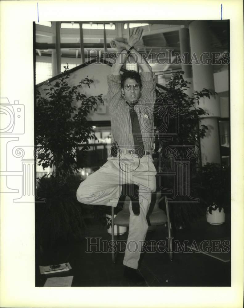 1993 Press Photo Jon Kabat-Zinn leads group in meditation exercises at Tulane - Historic Images