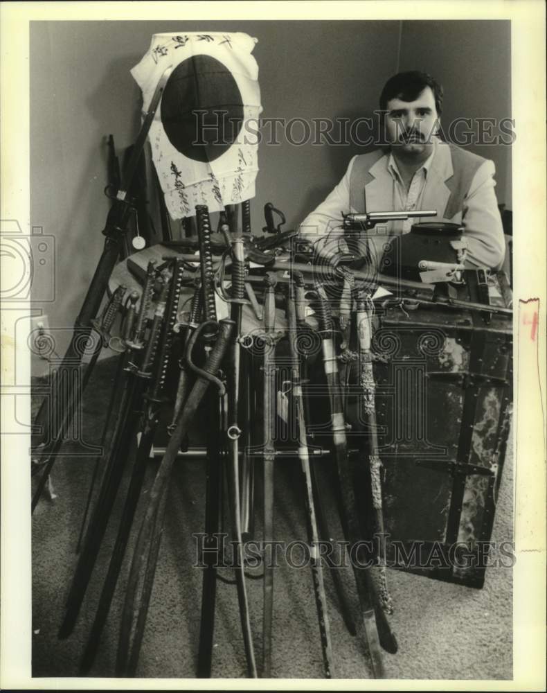 1988 Press Photo George Juno with war relics he has collected at Holiday Inn. - Historic Images