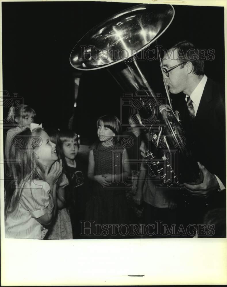 1989 Press Photo Neal Tidwell plays a couple of tunes for children - Historic Images