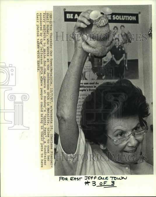 1987 Press Photo Jefferson SPCA's Shell Huber during "Santa Paws" photo op - Historic Images