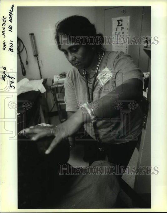 1993 Press Photo Dr. Sumathi Lingamallu checks inmate's tooth at Correctional - Historic Images