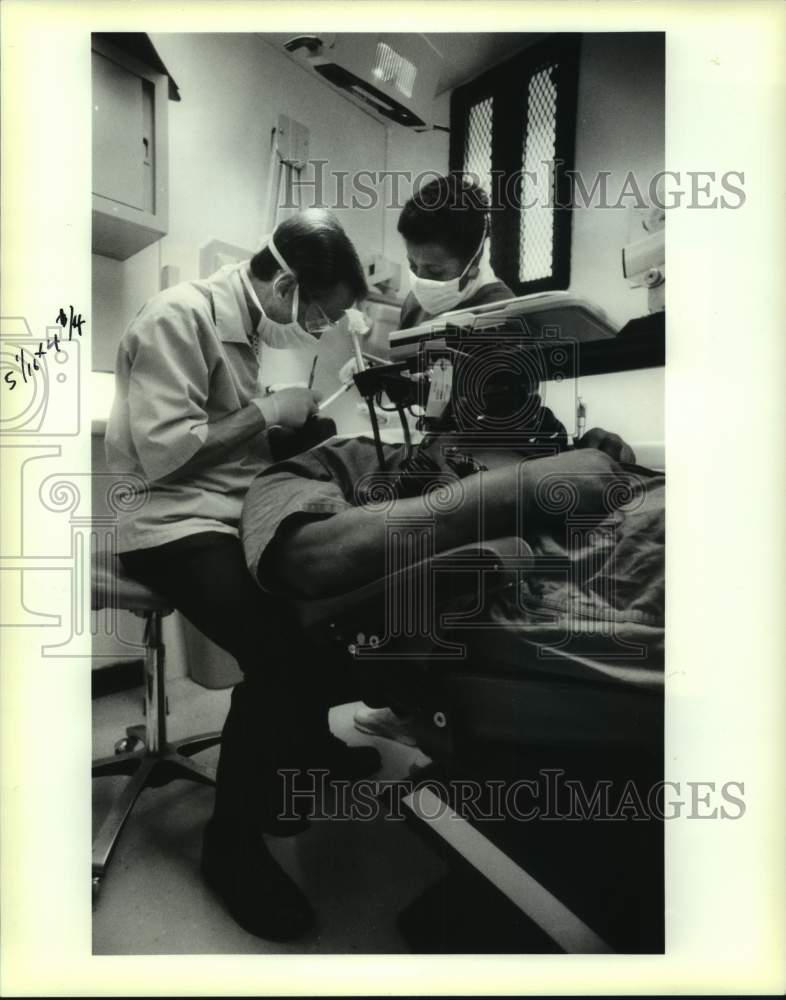 1990 Press Photo Dentist Dr. Stan Cowley At Jefferson Parish Correctio ...