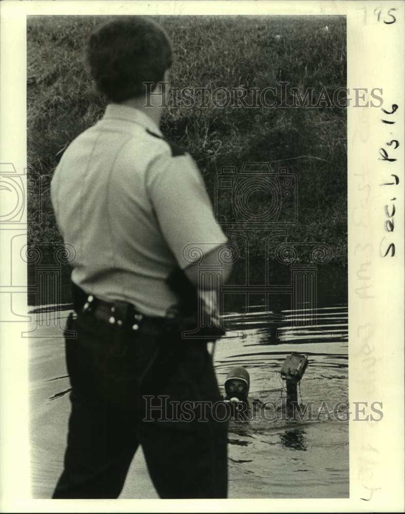 1980 Press Photo Kenner detectives searched for stolen property thrown in canal-Historic Images