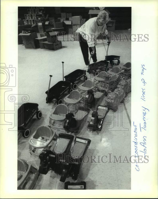 1990 Press Photo JoAnn Toomey of Jefferson Parish West Bank's Doll & Toy Fund - Historic Images