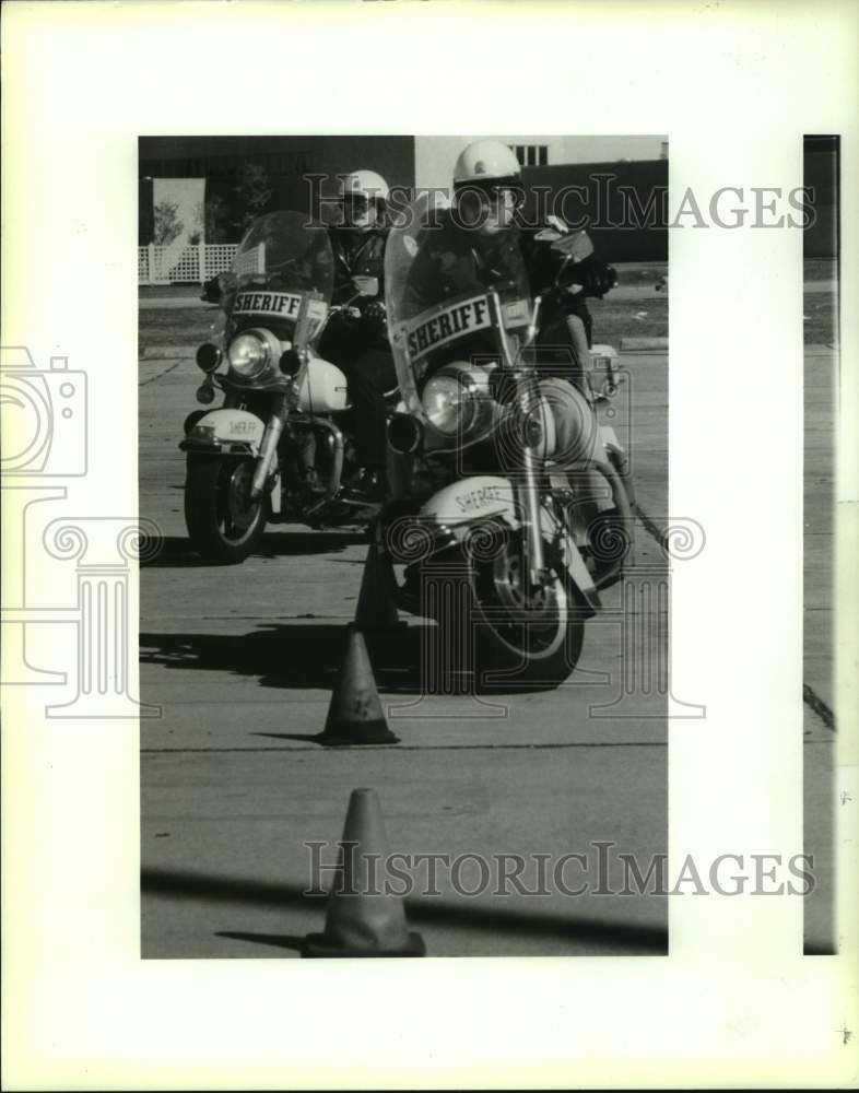 1990 Press Photo Jefferson Parish deputies learning to ride motorcycles - Historic Images