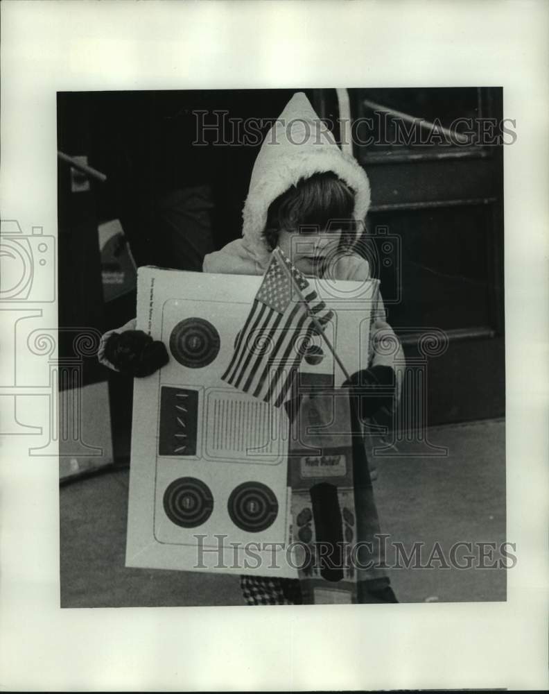 1975 Press Photo Child holding an American flag &amp; Toy-Doll &amp; Toy Fund Drive - Historic Images