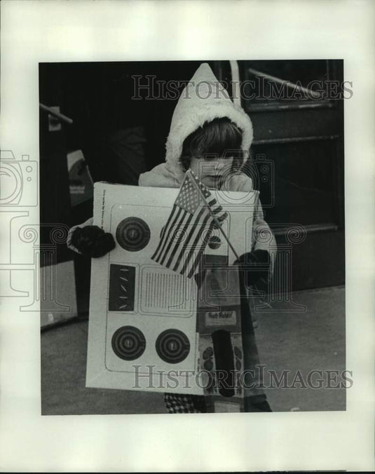 1975 Press Photo Child holding an American flag & Toy-Doll & Toy Fund Drive - Historic Images