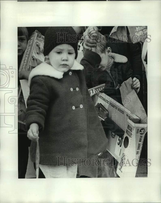 1975 Press Photo Child holding an American flag and his toy-Doll & Toy Drive - Historic Images
