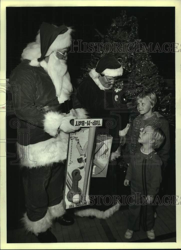 1988 Press Photo Santa and Mrs. Claus at Jefferson Parish Doll and Toy Fund - Historic Images