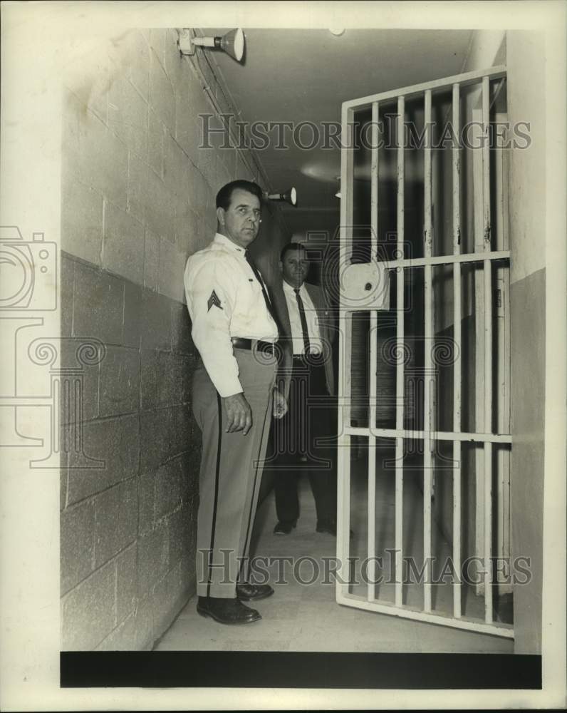 1965 Press Photo Sargent Lacy Dufoul and Sargent Al Barousse, E. Bomb Jail - Historic Images