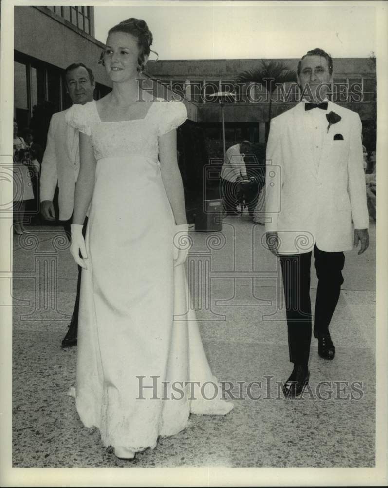 1970 Press Photo Floral Trail Queen at Civic Center - nob43295-Historic Images