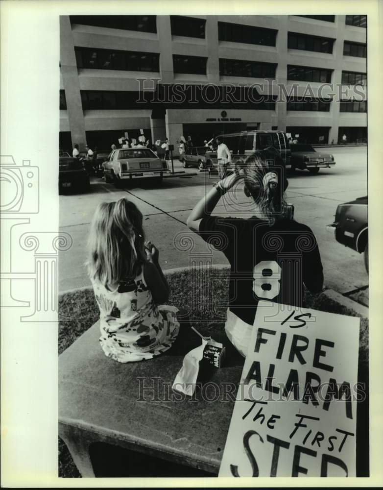 1989 Press Photo Youngsters outside Jefferson Parish Fire Department building - Historic Images