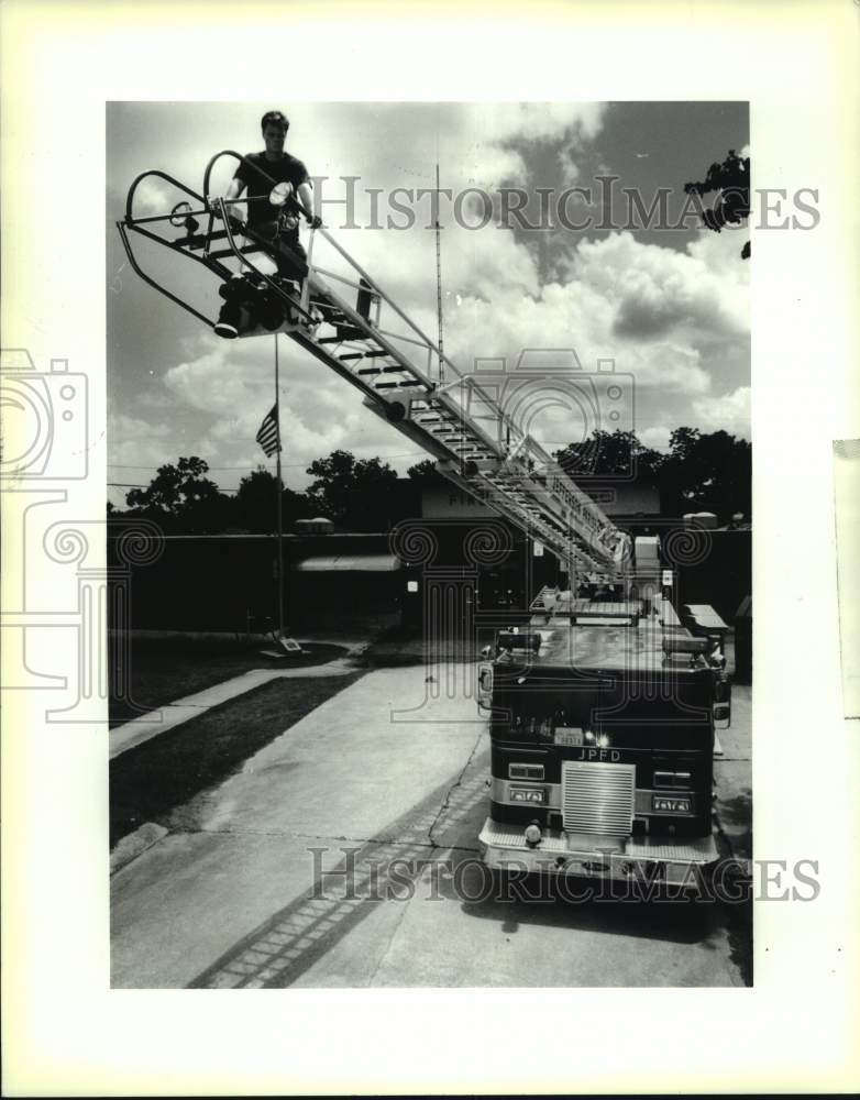 1990 Press Photo Aerial Pumper Truck of the Jefferson Parish Fire Department - Historic Images