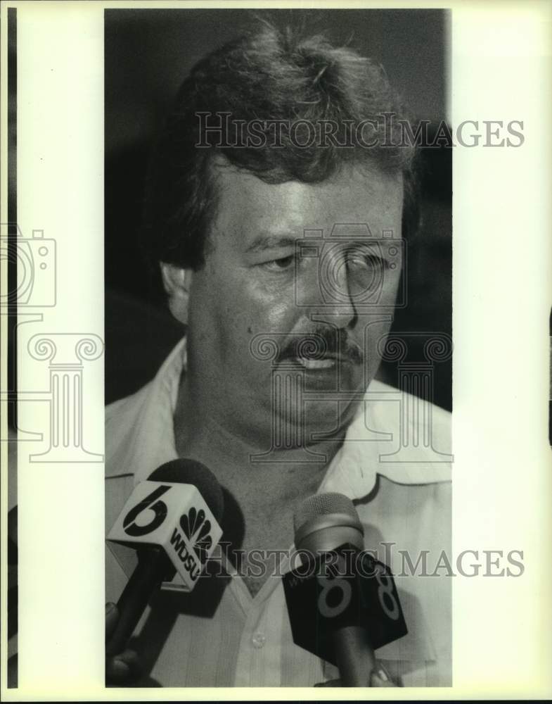 1989 Press Photo Robert Burkett of the Jefferson Parish Fire Fighters Assocition - Historic Images