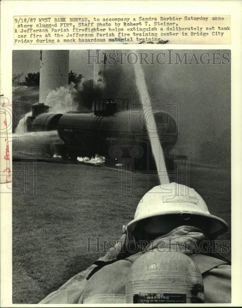 1987 Press Photo Jefferson Parish firefighter during mock hazardous training - Historic Images