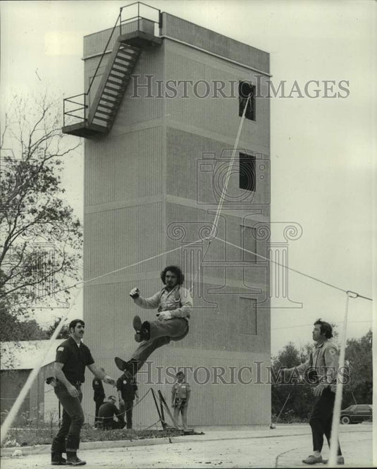 1976 Press Photo Jefferson Parish Firemen's Academy - Zipline - nob43346 - Historic Images