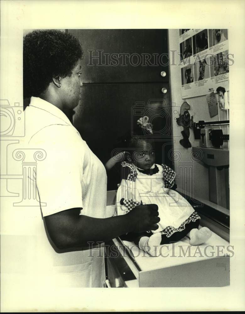 1986 Press Photo Nursing assistant Lillian Gray at Jefferson Parish Health Unit - Historic Images