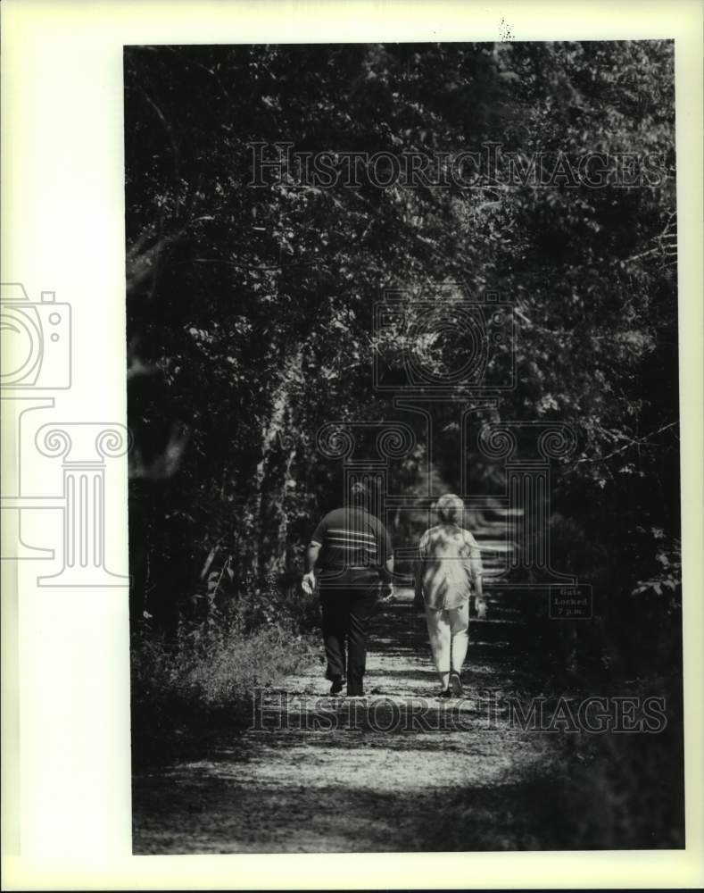 1989 Press Photo Visitors on the trail- Woods area of Jean Lafitte National Park - Historic Images