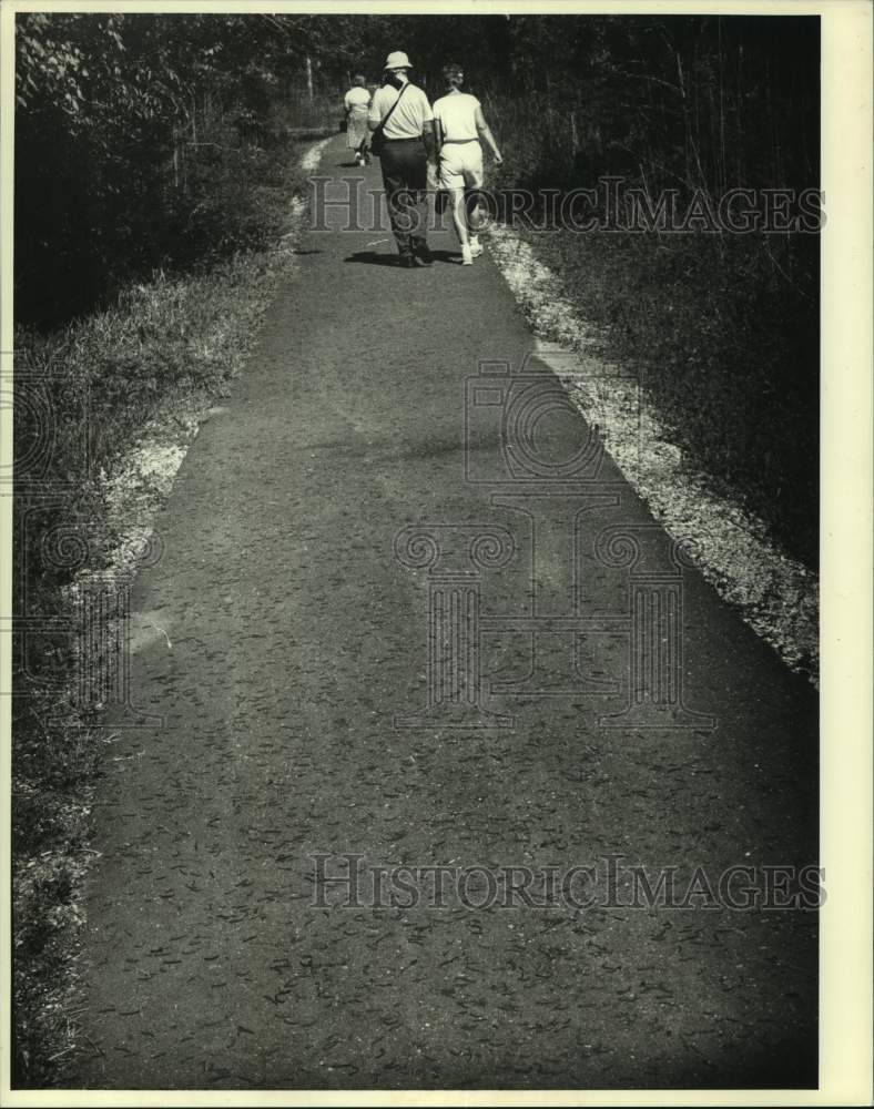 1987 Press Photo Visitors on Bayou Coquille Trail- Jean Laffite National Park - Historic Images