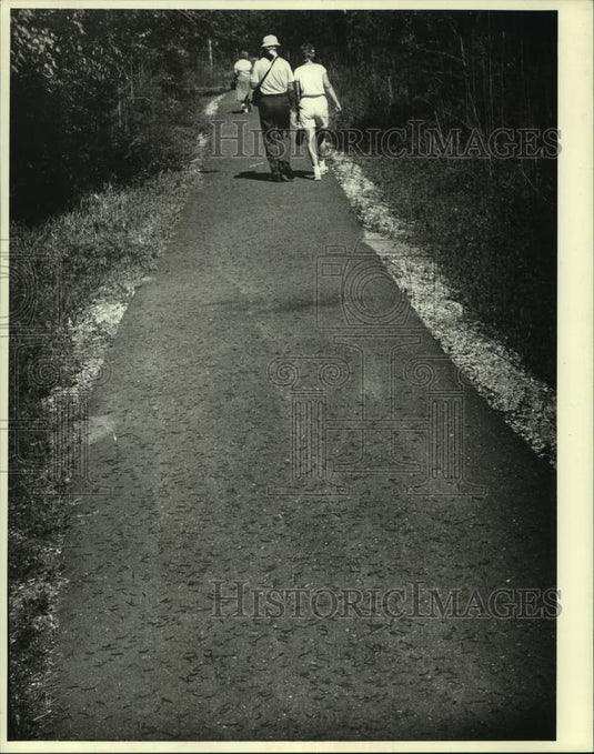 1987 Press Photo Visitors on Bayou Coquille Trail- Jean Laffite National Park - Historic Images