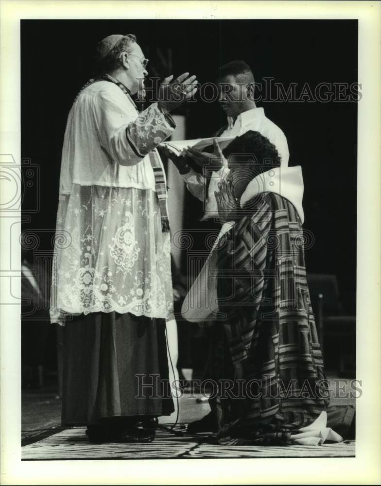 1990 Press Photo Archbishop Richard Bridges installs Rev. Glenn V. Jeanmarie - Historic Images