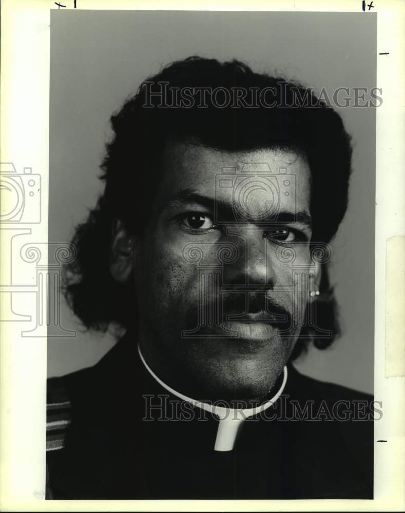 1990 Press Photo Glenn Jenamarie who recently broke with the Catholic Church - Historic Images