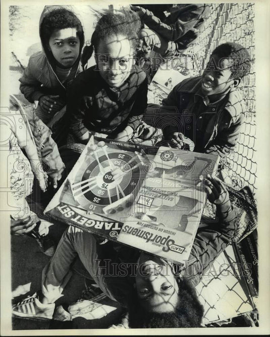 1976 Press Photo Youngsters shown with a give at Jefferson Parish Doll & Toy - Historic Images