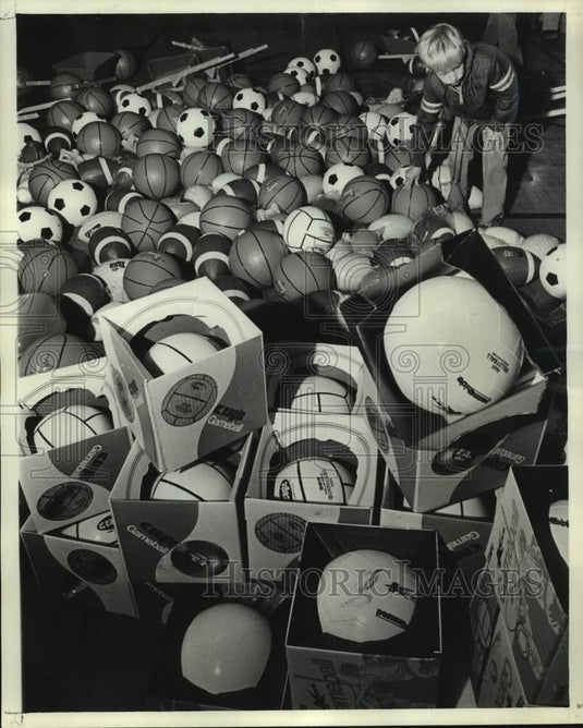 1976 Press Photo Various sports balls by Jefferson Parish Dolls and Toy Fund - Historic Images