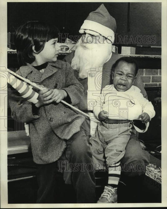 1976 Press Photo Santa Claus and youngsters at Jefferson Parish Doll & Toy event - Historic Images