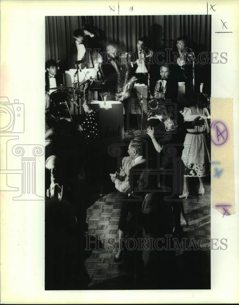 1992 Press Photo Attendees dance at Jefferson Orleans North - Historic Images