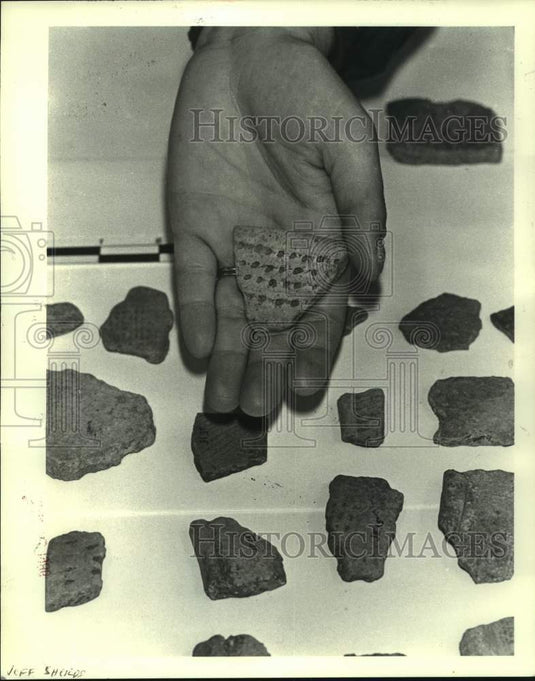 1985 Press Photo Ancient pottery shards found in Jefferson Paris - nob43384 - Historic Images