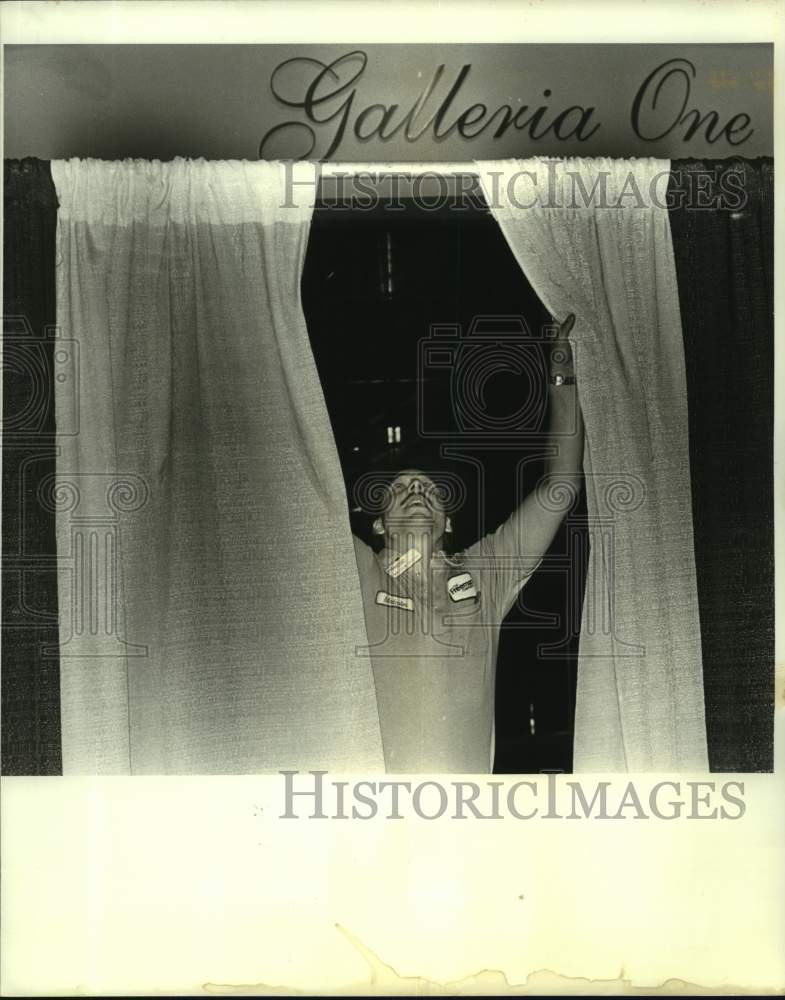 1987 Press Photo Malcolm Ortego setting-up for Jefferson Community Trade Show - Historic Images