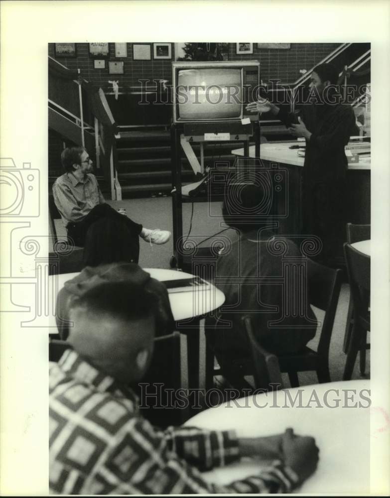 1995 Press Photo Jeff Hollins talks to students at L.W. Higgins High School - Historic Images