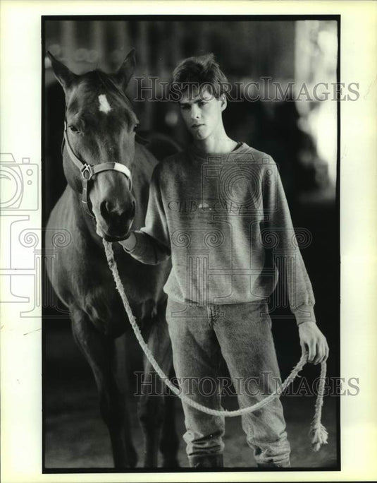 1990 Press Photo Blind Toby Holley works part time in City Park horse stable - Historic Images