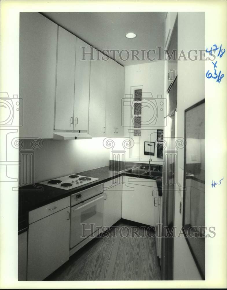 1990 Press Photo Dr. Michael Jegart&#39;s kitchen in a modern-industrial apartment - Historic Images