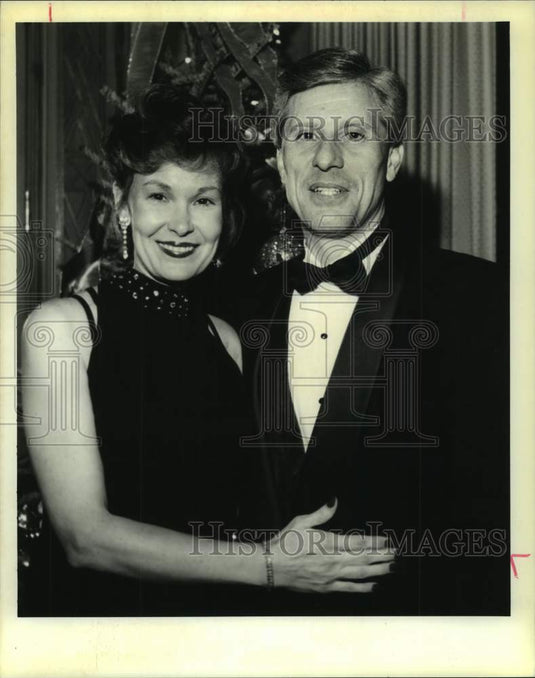 1994 Press Photo Debbie & Dr. Bob Hogan at a Lakeside Hospital benefit. - Historic Images