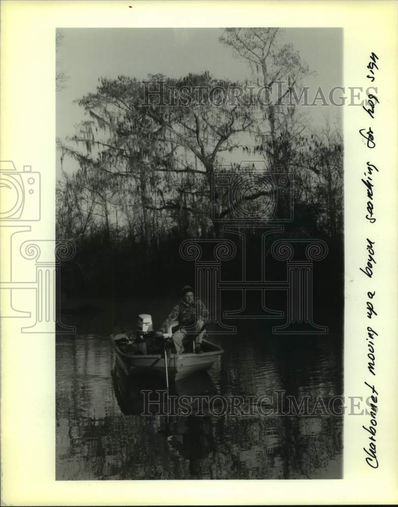 1990 Press Photo Charbonnet boating up a bayou searching for signs of hogs - Historic Images