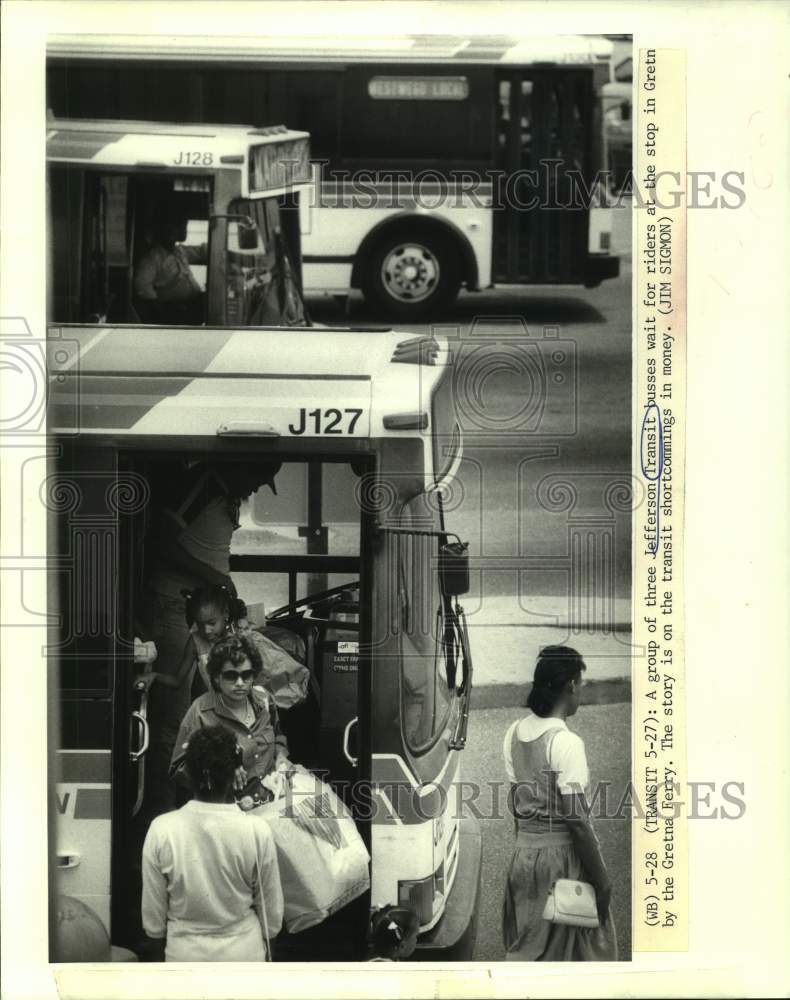 1988 Press Photo Jefferson Transit buses wait for riders at stop in Gretna - Historic Images