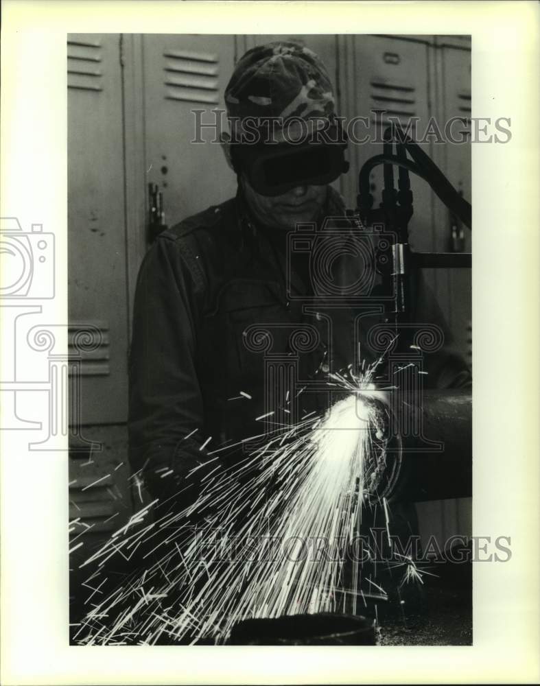 1990 Press Photo Kay Meluino practices welding at Jefferson Vo-Tech school - Historic Images