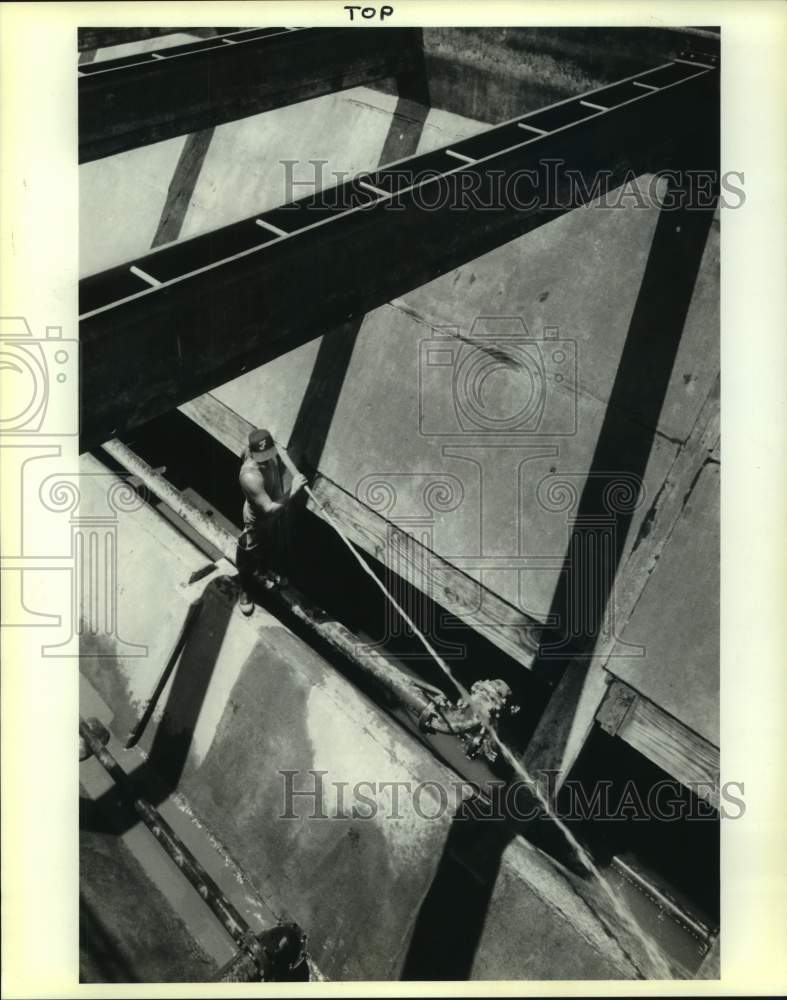 1990 Press Photo Troy Breaux hoses precipitator at Jefferson Parish Water Dept. - Historic Images